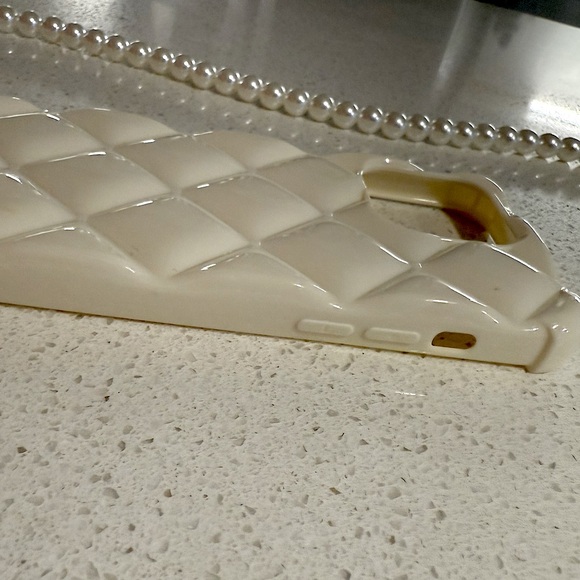 iPhone 14 Pro case with Pearl Hand Strap and Crossbody Strap - Picture 3 of 10